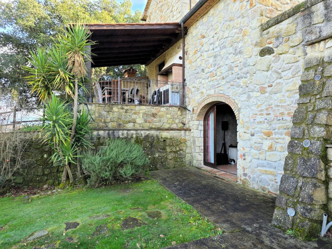 Casale con ampio giardino e vista panoramica in vendita a Roccastrada
