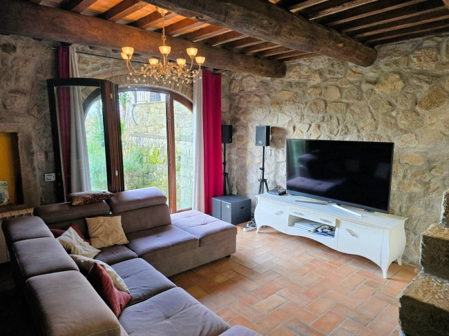 Casale con ampio giardino e vista panoramica in vendita a Roccastrada