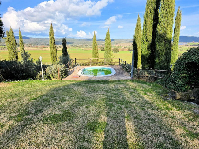 Casale con ampio giardino e vista panoramica in vendita a Roccastrada