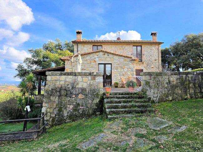 Casale con ampio giardino e vista panoramica in vendita a Roccastrada