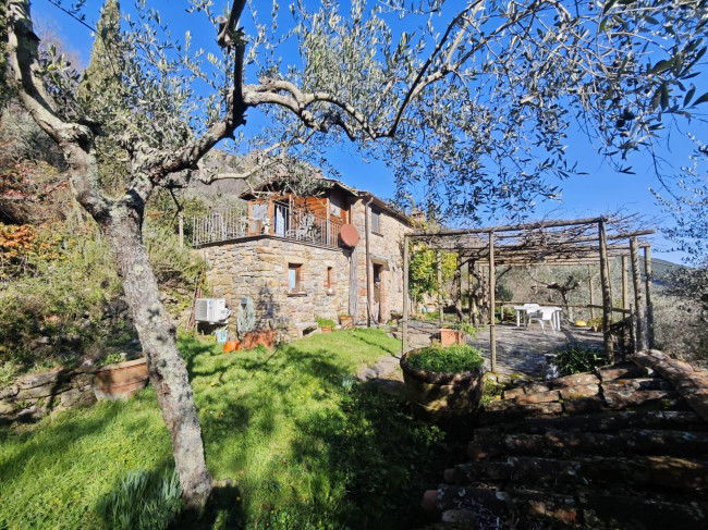 Casale con terreno e vista panoramica mozzafiato in vendita a Buti