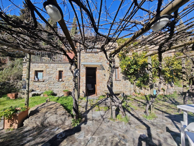 Casale con terreno e vista panoramica mozzafiato in vendita a Buti