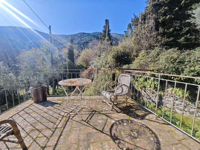 Casale con terreno e vista panoramica mozzafiato in vendita a Buti