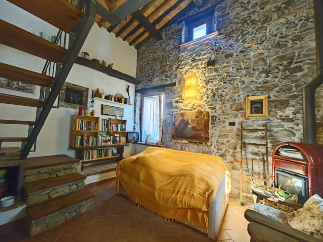 Casale con terreno e vista panoramica mozzafiato in vendita a Buti