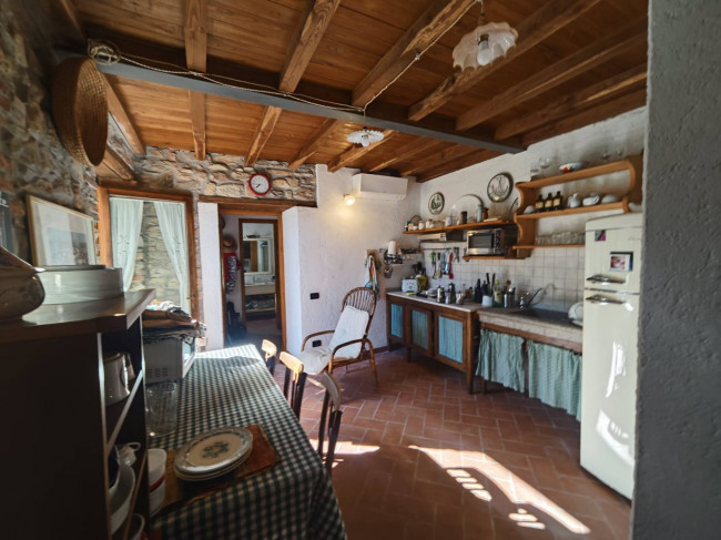 Casale con terreno e vista panoramica mozzafiato in vendita a Buti