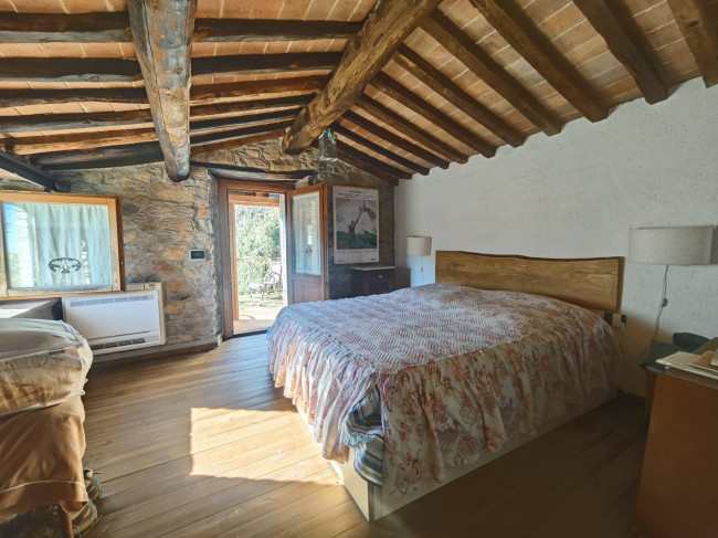 Casale con terreno e vista panoramica mozzafiato in vendita a Buti