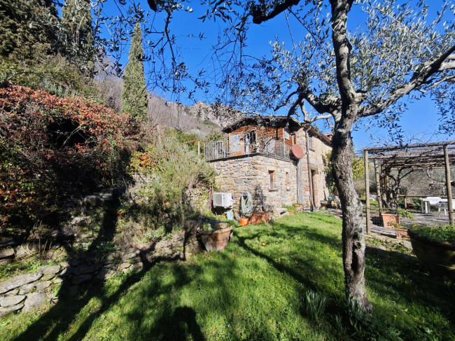 Casale con terreno e vista panoramica mozzafiato in vendita a Buti