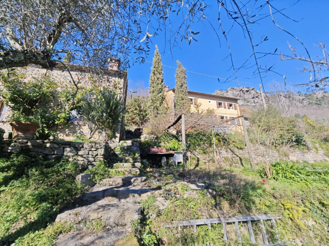 Casale con terreno e vista panoramica mozzafiato in vendita a Buti