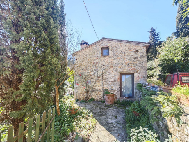 Casale con terreno e vista panoramica mozzafiato in vendita a Buti