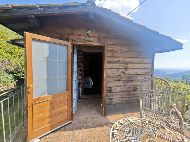 Casale con terreno e vista panoramica mozzafiato in vendita a Buti