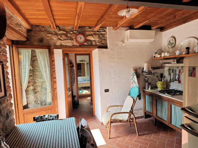 Casale con terreno e vista panoramica mozzafiato in vendita a Buti