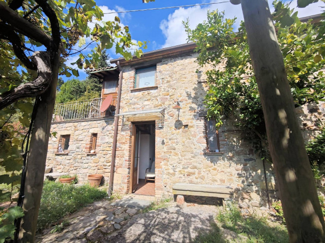 Casale con terreno e vista panoramica mozzafiato in vendita a Buti