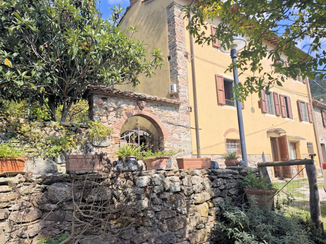 Casale con terreno e vista panoramica mozzafiato in vendita a Buti