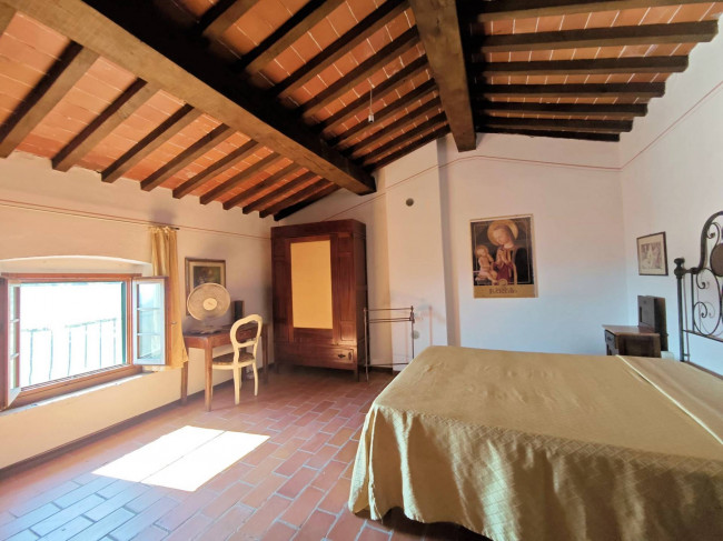 Casale con terreno e vista panoramica mozzafiato in vendita a Buti