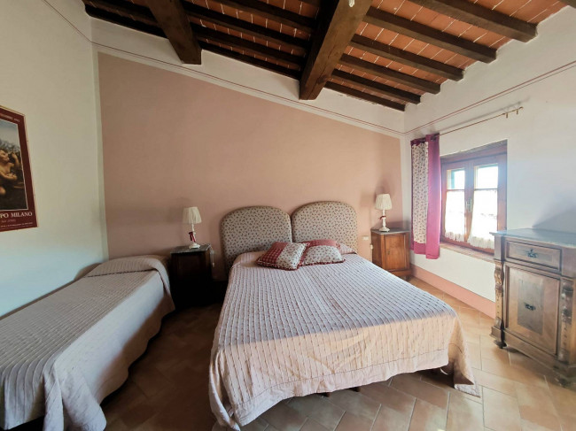 Casale con terreno e vista panoramica mozzafiato in vendita a Buti