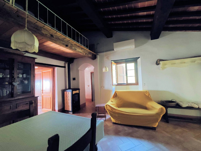Casale con terreno e vista panoramica mozzafiato in vendita a Buti