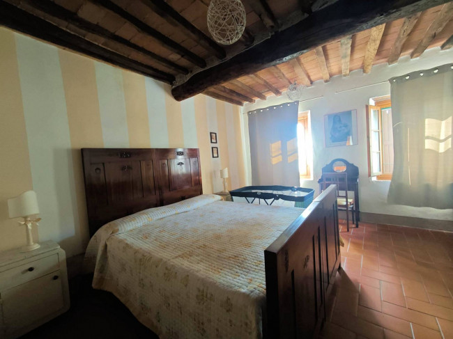 Casale con terreno e vista panoramica mozzafiato in vendita a Buti
