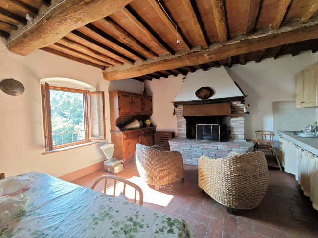 Casale con terreno e vista panoramica mozzafiato in vendita a Buti