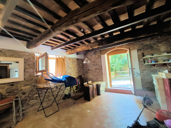 Casale con terreno e vista panoramica mozzafiato in vendita a Buti