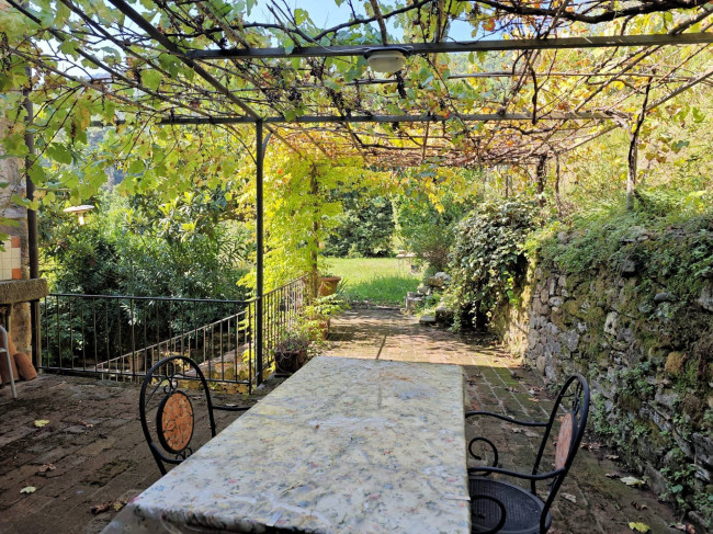 Casale con terreno e vista panoramica mozzafiato in vendita a Buti