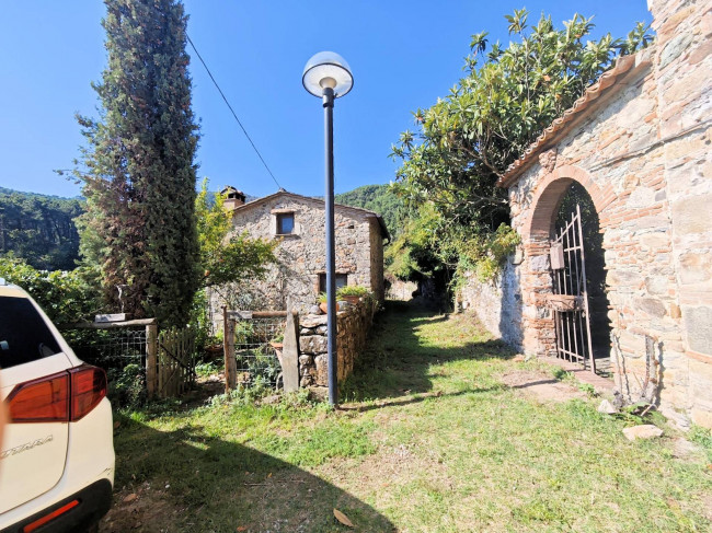 Casale con terreno e vista panoramica mozzafiato in vendita a Buti