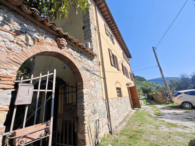 Casale con terreno e vista panoramica mozzafiato in vendita a Buti