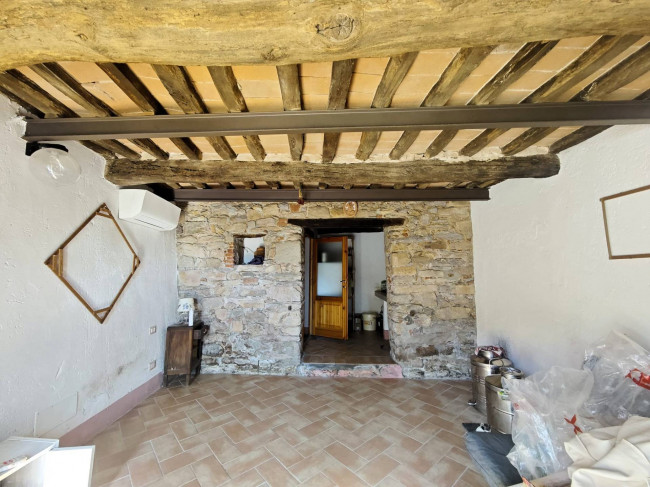 Casale con terreno e vista panoramica mozzafiato in vendita a Buti