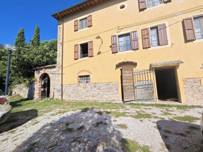 Casale con terreno e vista panoramica mozzafiato in vendita a Buti