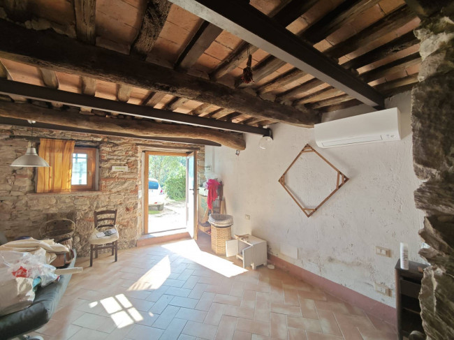 Casale con terreno e vista panoramica mozzafiato in vendita a Buti