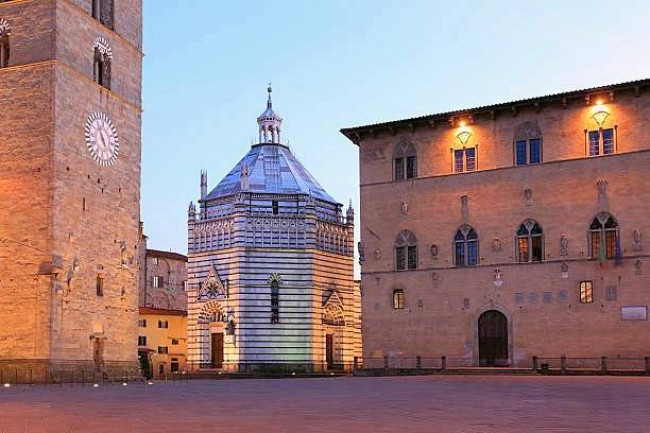 Appartamento al piano terzo con ascensore e cantina in zona centrale in vendita a Pistoia