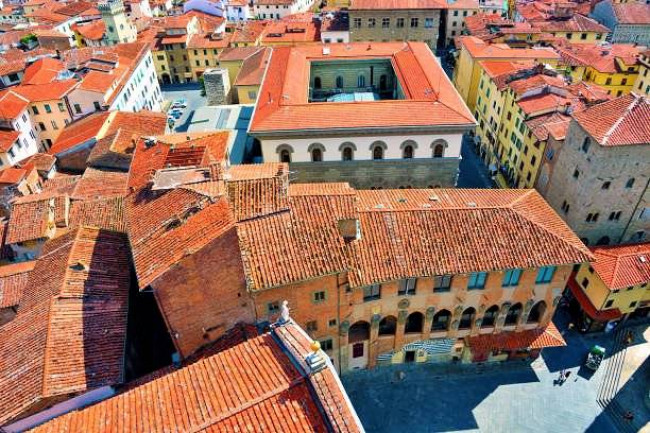 Appartamento al piano terzo con ascensore e cantina in zona centrale in vendita a Pistoia