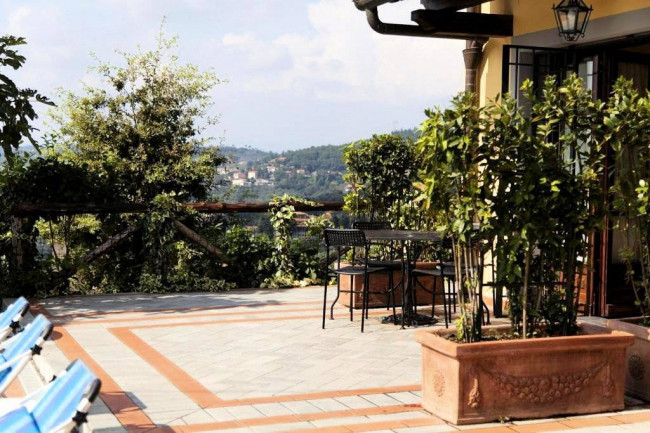 Casa vacanze con piscina e vista panoramica mozzafiato in vendita a Lamporecchio