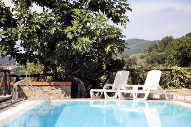 Casa vacanze con piscina e vista panoramica mozzafiato in vendita a Lamporecchio