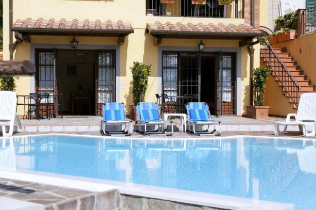 Casa vacanze con piscina e vista panoramica mozzafiato in vendita a Lamporecchio