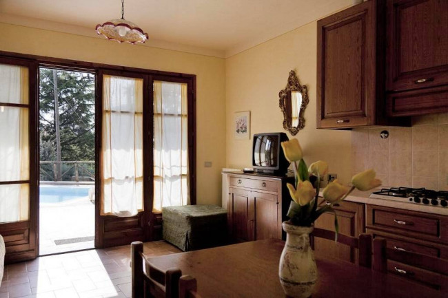 Casa vacanze con piscina e vista panoramica mozzafiato in vendita a Lamporecchio
