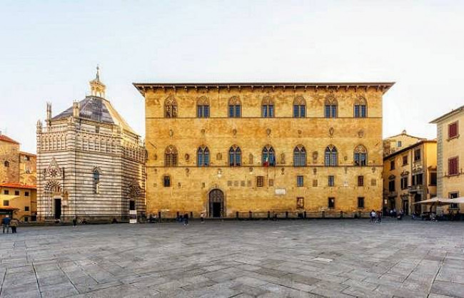 Appartamento signorile di ampia superficie in centro città con ascensore in vendita a Pistoia