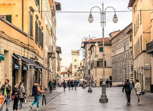 Appartamento signorile di ampia superficie in centro città con ascensore in vendita a Pistoia