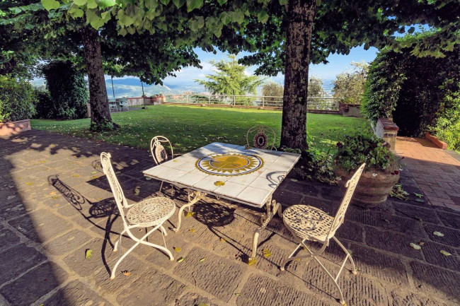 Villa in stile rustico Toscano con parco e suggestiva vista panoramica in vendita a Montecatini-Terme