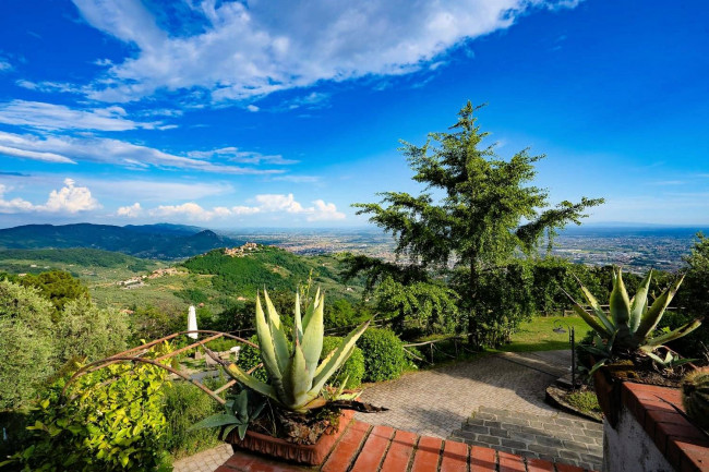 Villa in stile rustico Toscano con parco e suggestiva vista panoramica in vendita a Montecatini-Terme
