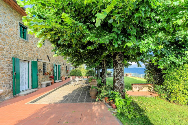 Villa in stile rustico Toscano con parco e suggestiva vista panoramica in vendita a Montecatini-Terme