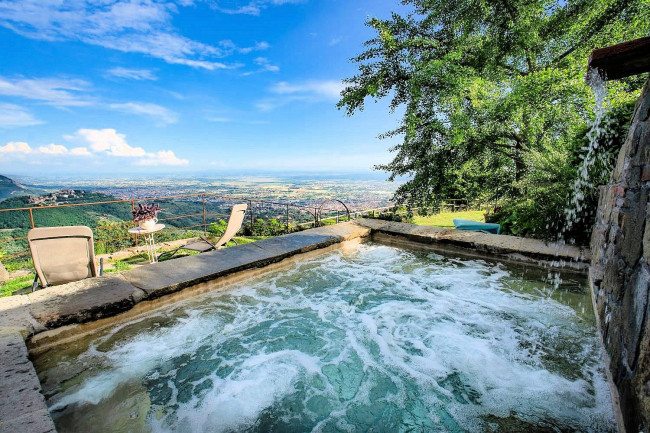 Villa in stile rustico Toscano con parco e suggestiva vista panoramica in vendita a Montecatini-Terme