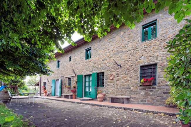 Villa in stile rustico Toscano con parco e suggestiva vista panoramica in vendita a Montecatini-Terme
