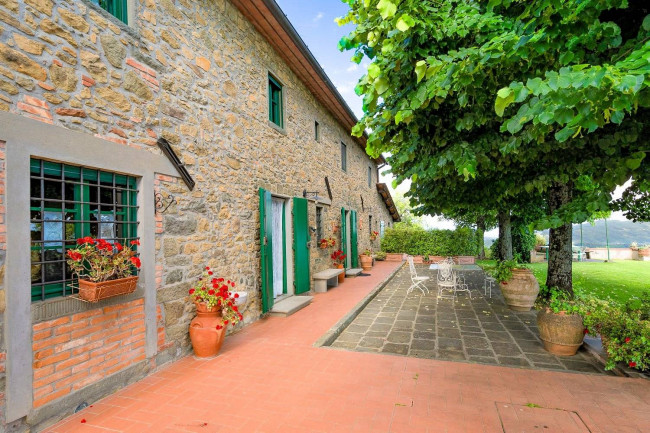 Villa in stile rustico Toscano con parco e suggestiva vista panoramica in vendita a Montecatini-Terme