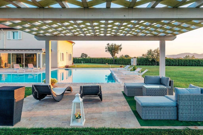 Stupenda villa con ogni confort con ampio giardino e piscina utilizzata come attivita' di casa vacanze in vendita a Monsummano Terme