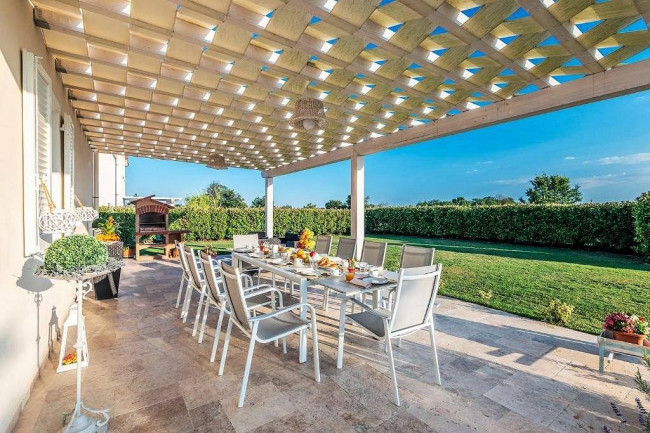 Stupenda villa con ogni confort con ampio giardino e piscina utilizzata come attivita' di casa vacanze in vendita a Monsummano Terme