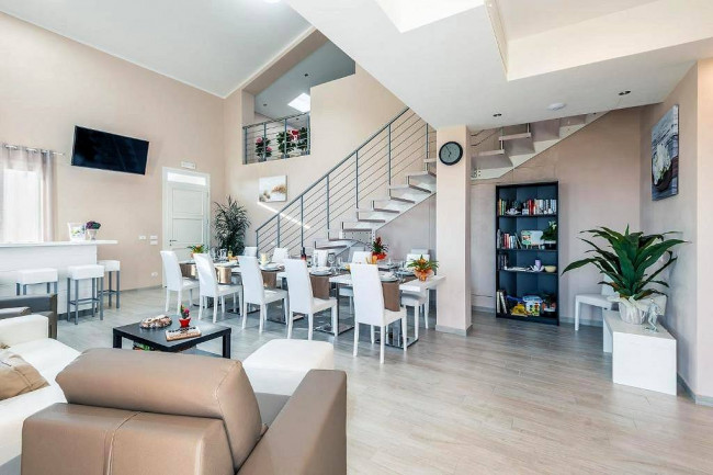 Stupenda villa con ogni confort con ampio giardino e piscina utilizzata come attivita' di casa vacanze in vendita a Monsummano Terme
