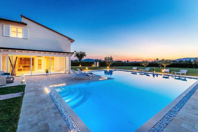 Stupenda villa con ogni confort con ampio giardino e piscina utilizzata come attivita' di casa vacanze in vendita a Monsummano Terme