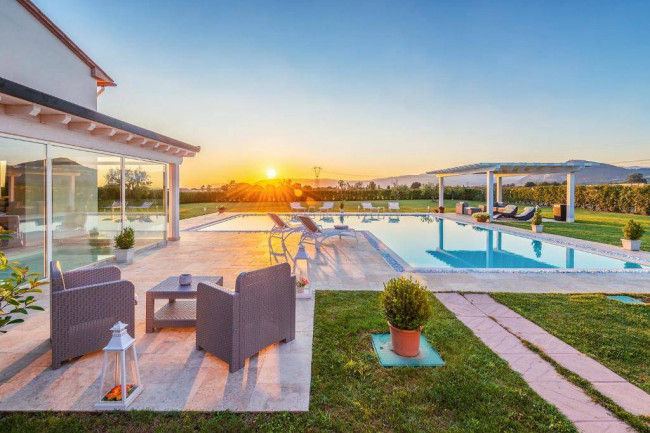 Stupenda villa con ogni confort con ampio giardino e piscina utilizzata come attivita' di casa vacanze in vendita a Monsummano Terme