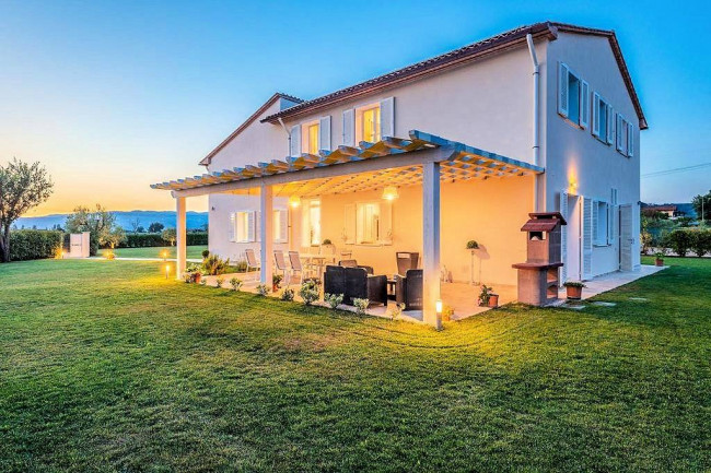 Stupenda villa con ogni confort con ampio giardino e piscina utilizzata come attivita' di casa vacanze in vendita a Monsummano Terme