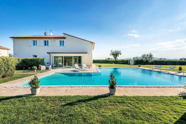 Stupenda villa con ogni confort con ampio giardino e piscina utilizzata come attivita' di casa vacanze in vendita a Monsummano Terme